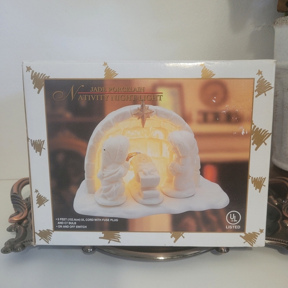 Jade Porcelain Nativity Christmas Creche Night Light Igloo Mary Joseph and Jesus - Picture 6 of 6